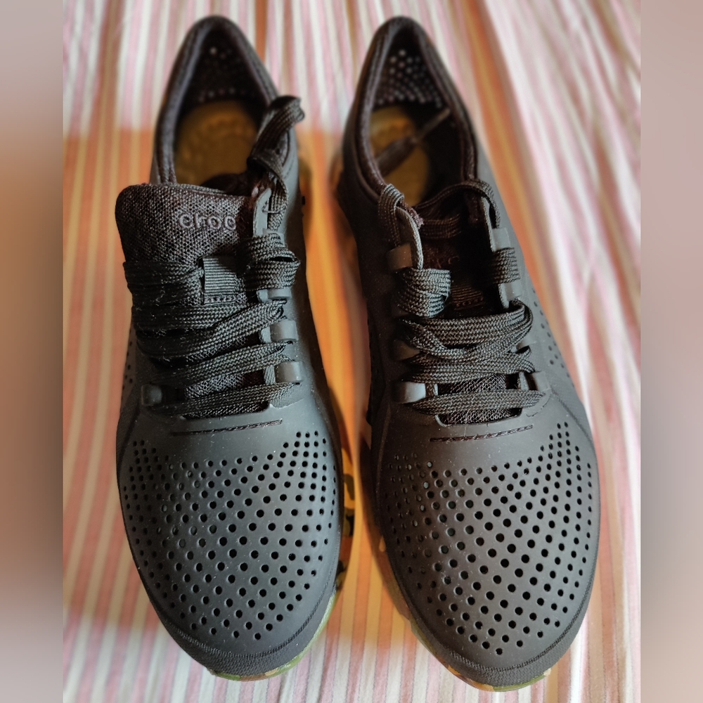 Crocs water sport shoes size M8, New with no tag